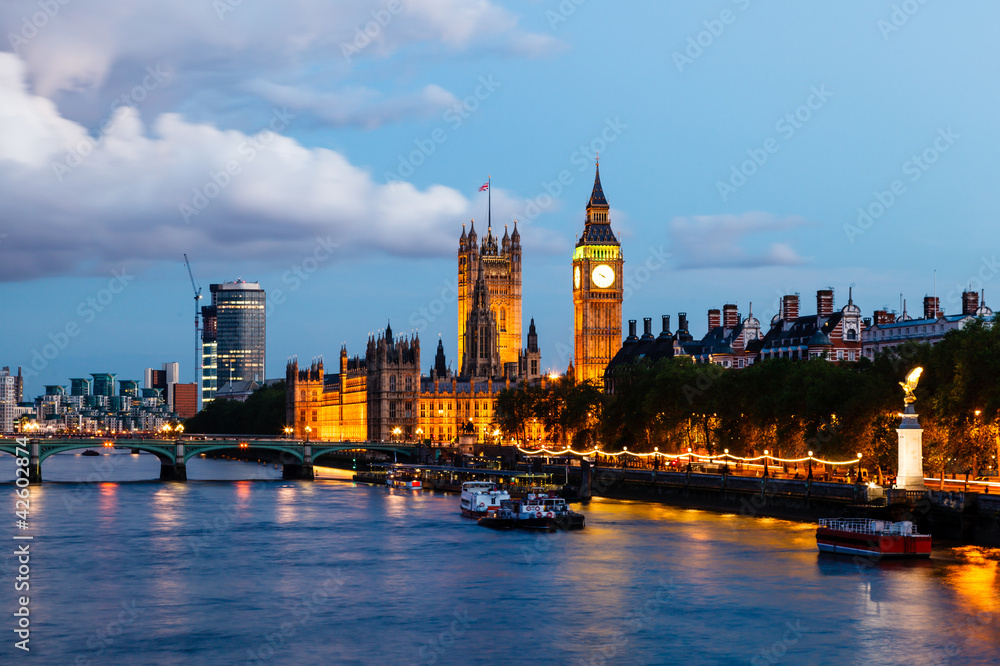 Obraz premium Big Ben and Westminster Bridge in the Evening, London, United Ki