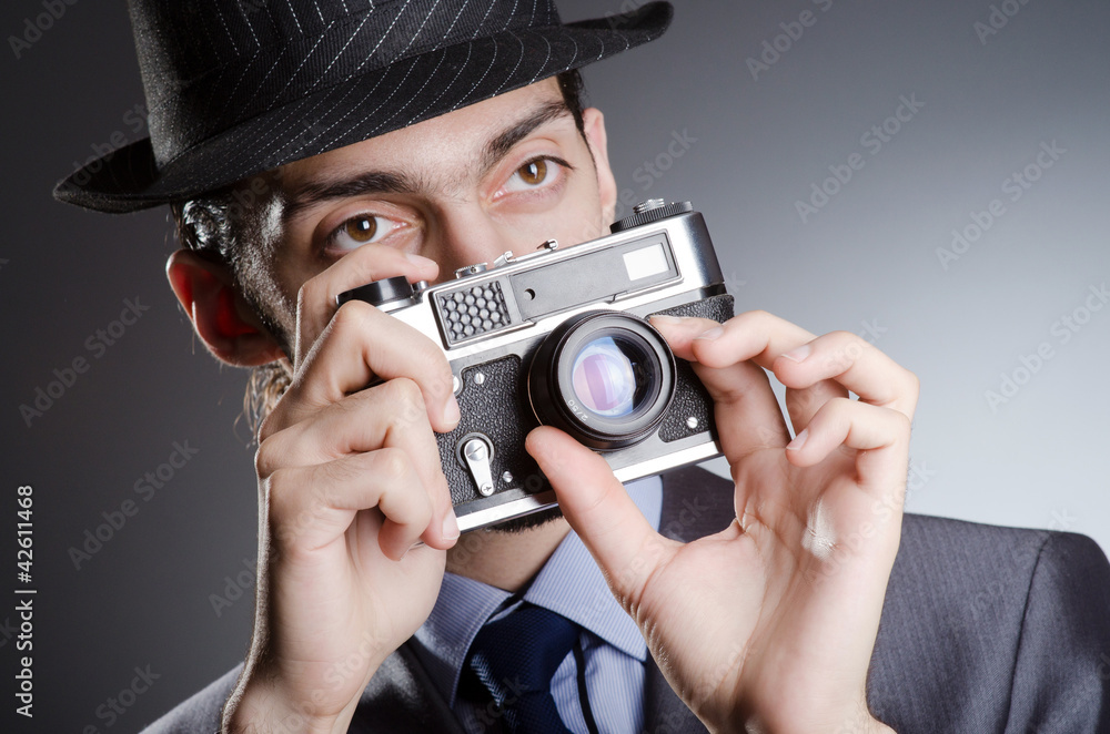 Obraz premium Photographer man with vintage camera