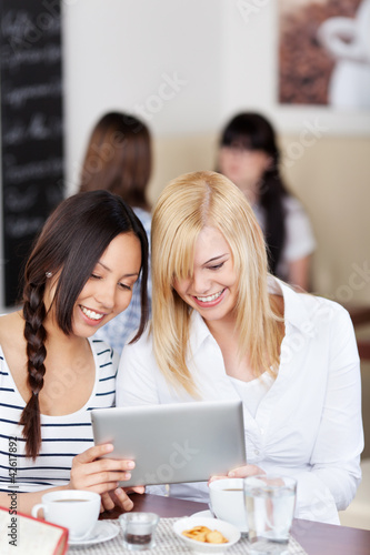 freundinnen mit tablet-pc im café