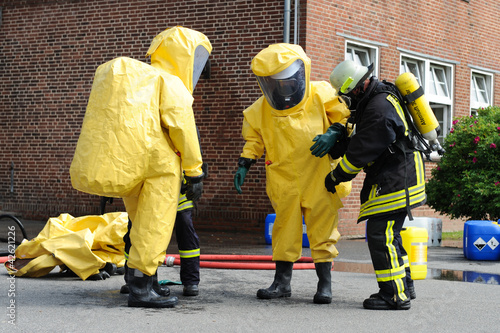 Feuerwehr in Schutzanzügen