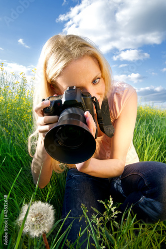 Fotografin mit Pusteblume