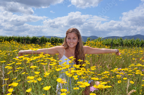 Sommer: Mädchen in Blumenwiese
