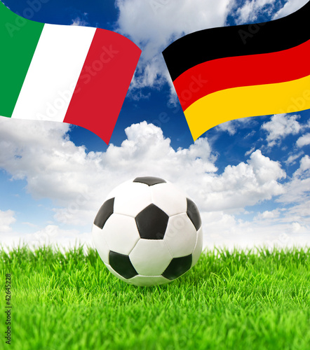 Fußball auf dem Grass und Nationalflaggen. Europameisterschaft