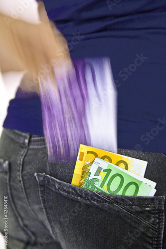 Geld aus der Tasche ziehen