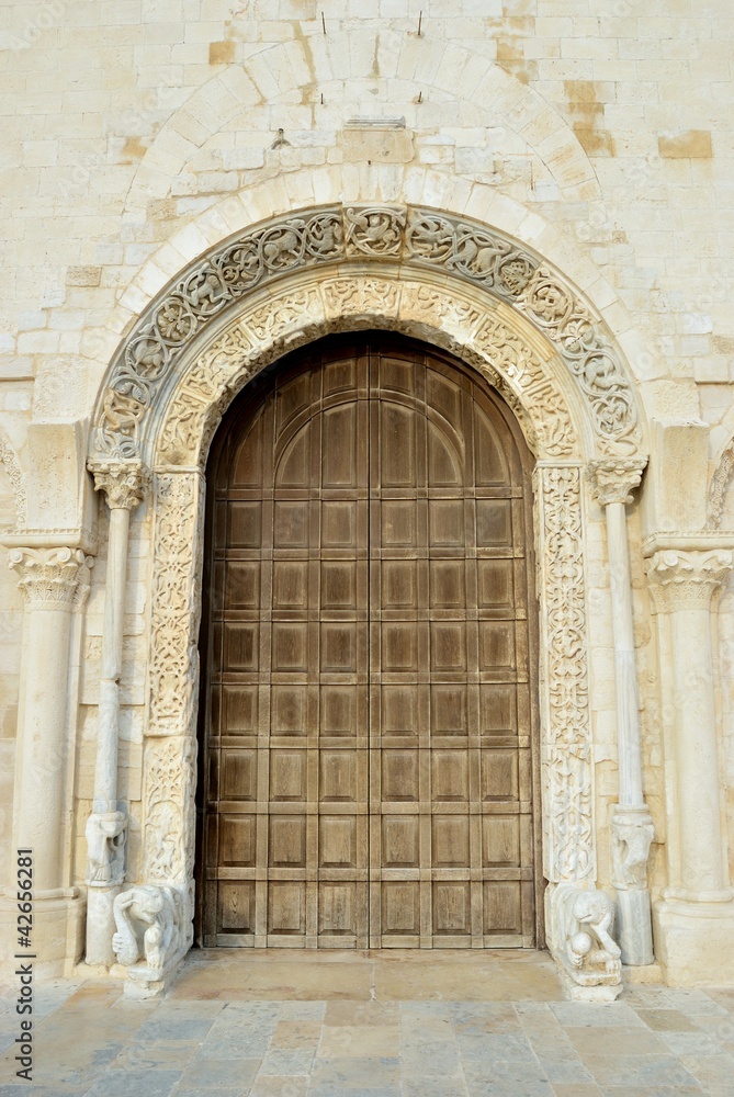 Porta di entrata facciata principale Cattedrale di Trani