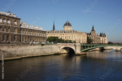 Hôtel-Dieu et pont Notre-Dame vus du pont d'Arcole © Serge