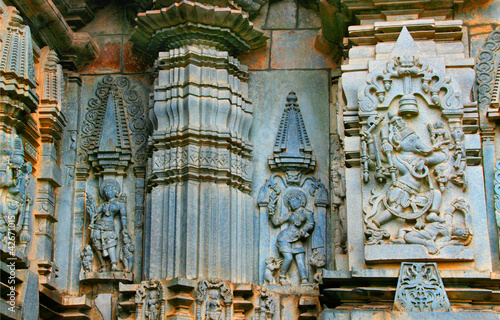 Wandfries und Säulen, Chennakesava-Temple, Belur, Indien