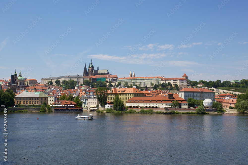Prag, Blick von der Moldau auf die Burg