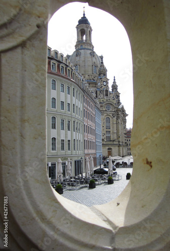 Durchblick zur Frauenkirche Dresden photo