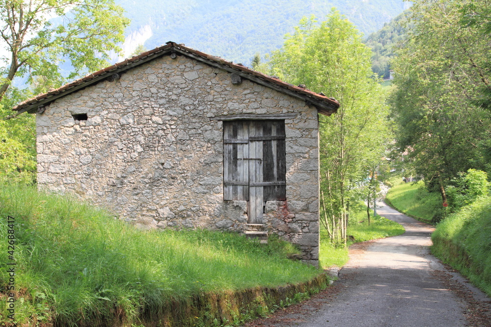 Vecchi rifugi lungo il sentiero di montagna