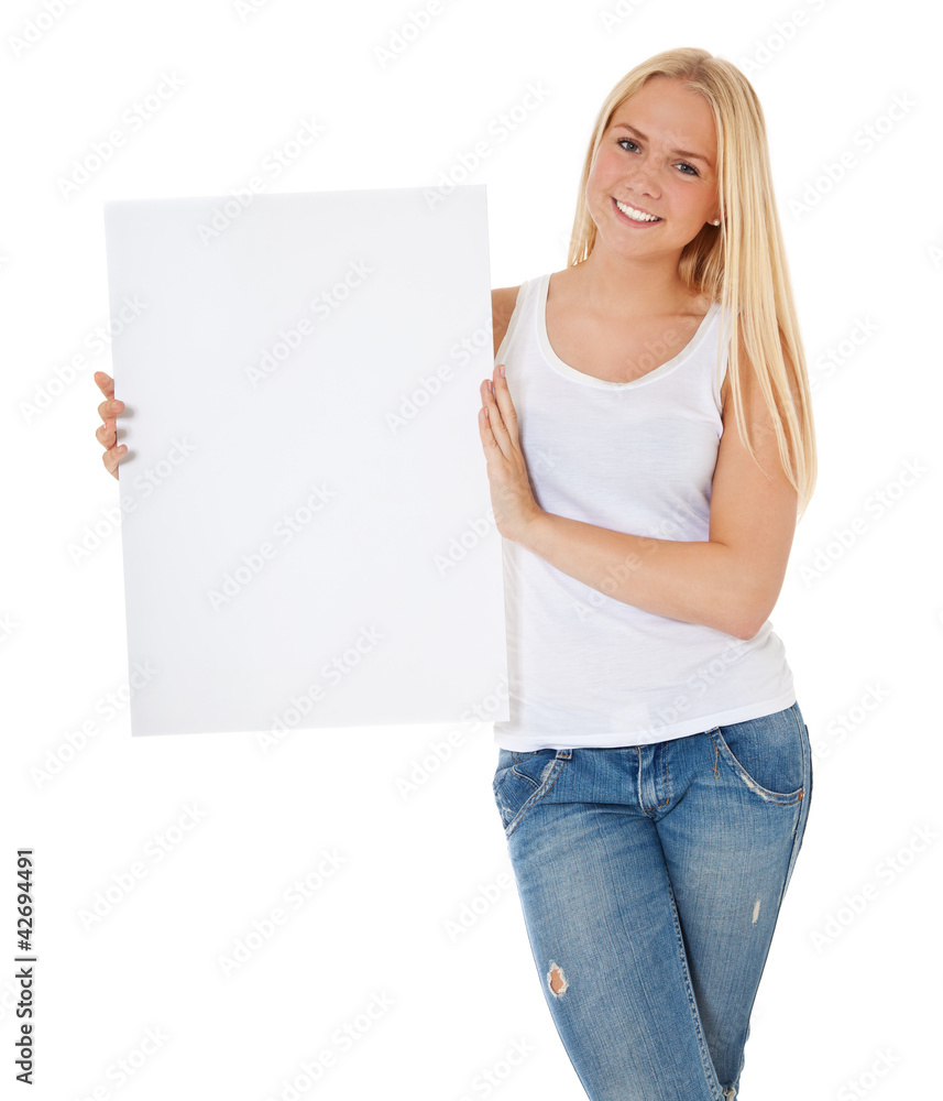Attraktives Mädchen hält weißes Schild Attraktives Mädchen hält weißes Schild