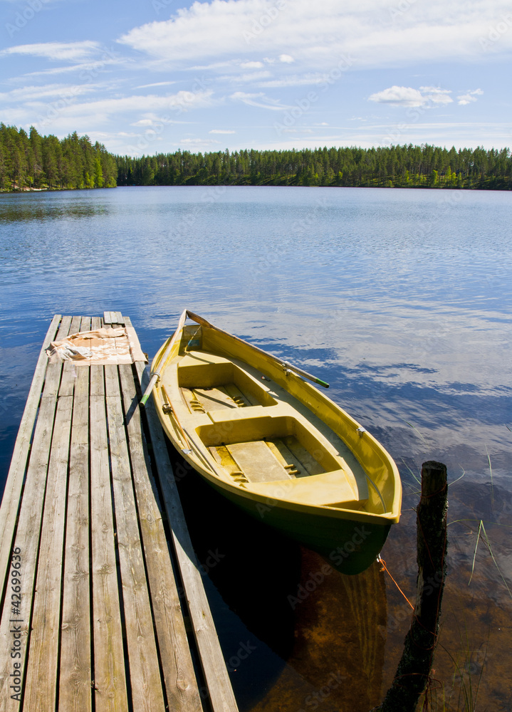 Obraz premium small boat and a dock