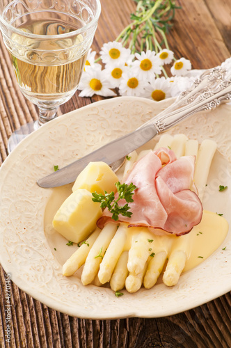 Spargel mit schinken photo