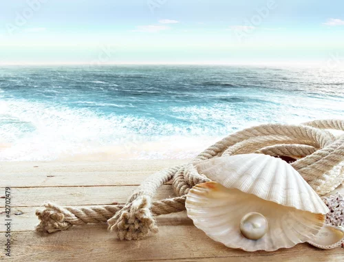 Obraz perła w muszli na drewnianym podeście
