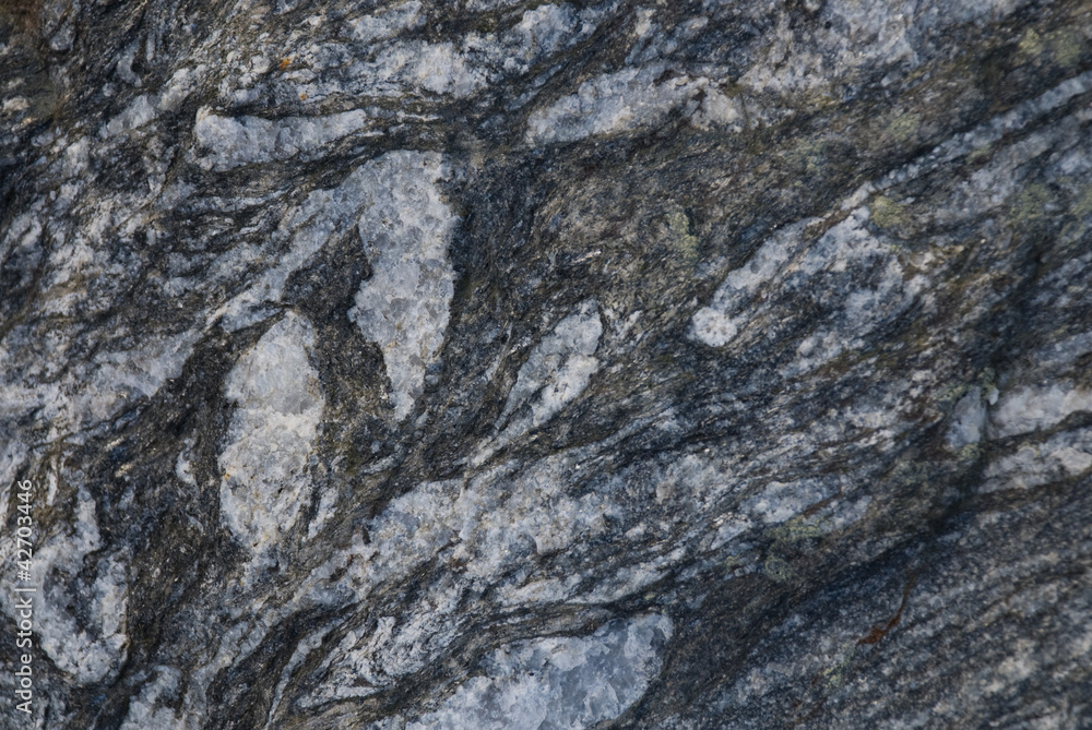 dunkler Granit von weißen Einschlüssen durchzogen dunkler Granit von weißen Einschlüssen durchzogen