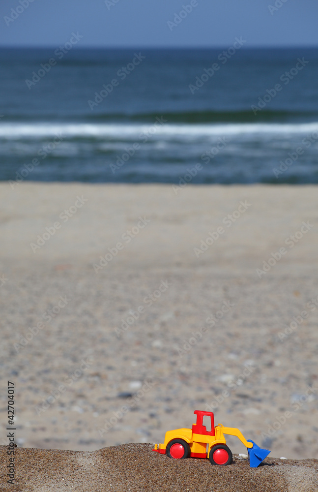 Obraz premium Spielzeugbagger am Strand