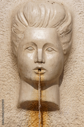 Fontaine place d'Assas à Nîmes photo