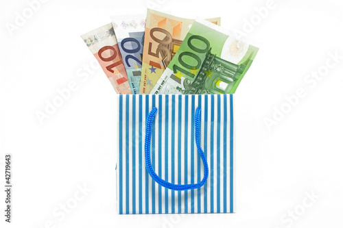 euronoten in einkaufstasche