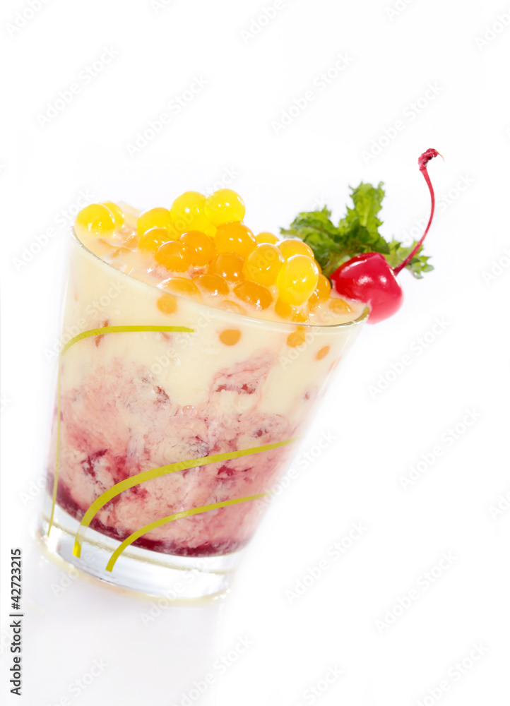 Cocktail mit rotem Sirup und gelben Bobas Cocktail mit rotem Sirup und gelben Bobas