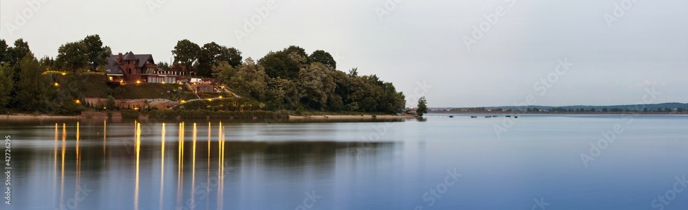 Obraz premium Dom na wodzie