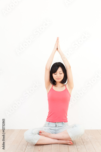 Fototapeta Naklejka Na Ścianę i Meble -  a young asian woman exercising
