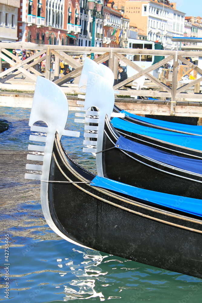 Proues de gondoles à Venise - Italie