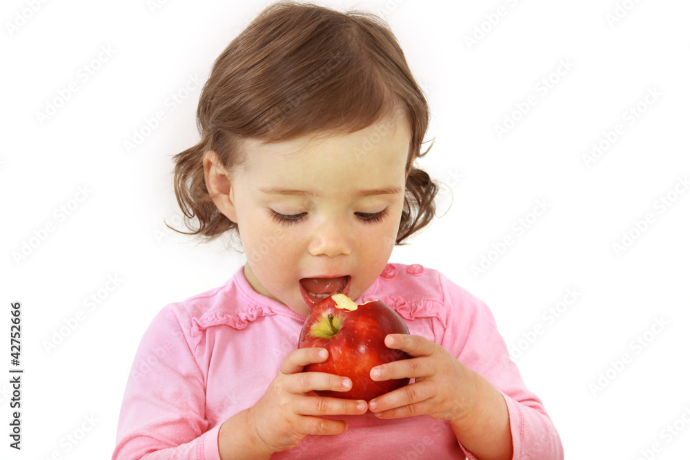 Ein Mädchen beißt in einen roten Apfel Ein Mädchen beißt in einen roten Apfel
