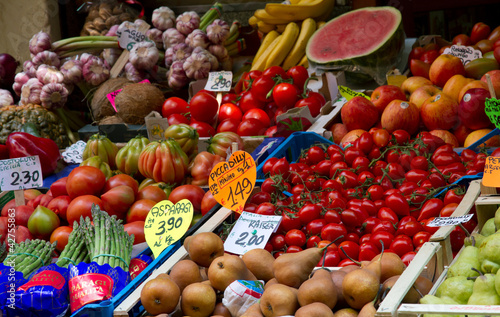 Fototapeta Naklejka Na Ścianę i Meble -  al mercato - frutta e verdura di stagione
