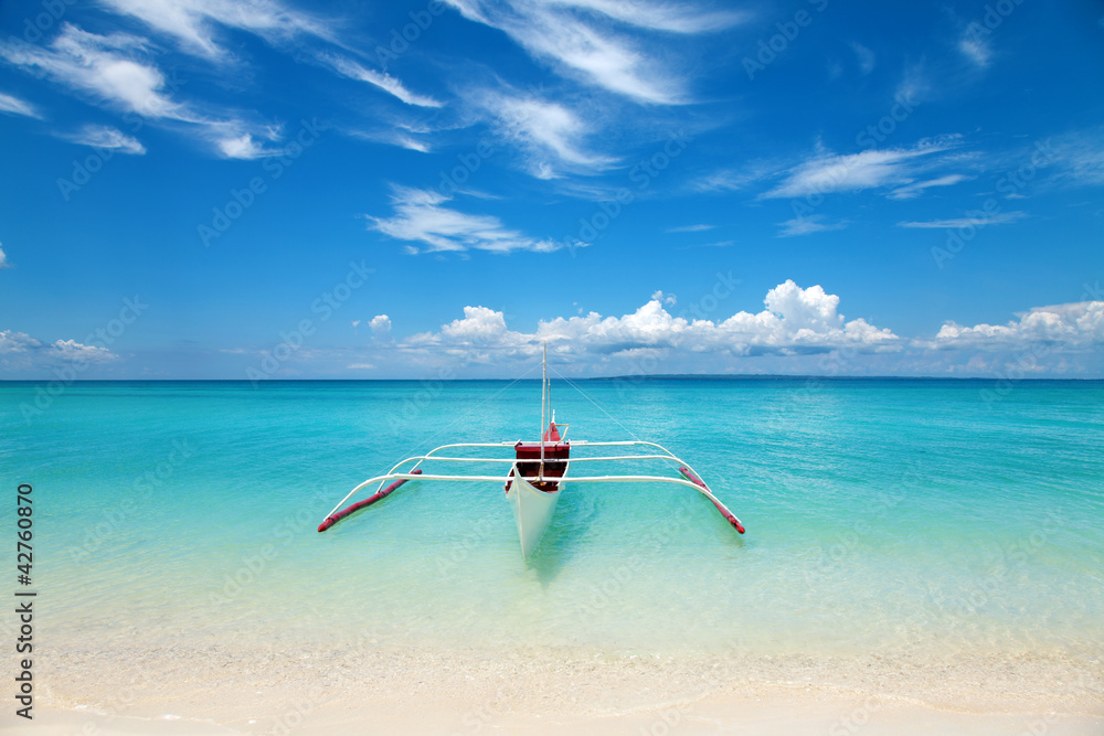Fototapeta premium White boat on a tropical beach