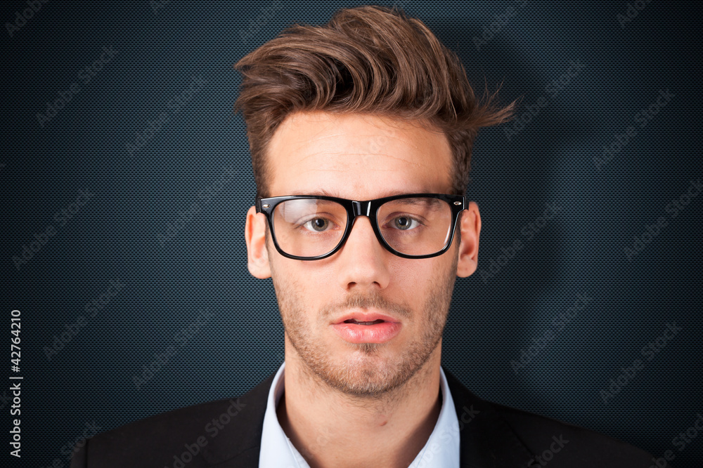 junger Mann mit Nerdbrille junger Mann mit Nerdbrille
