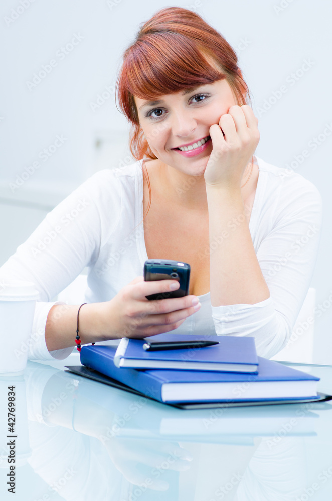 freundliche studentin schreibt eine sms auf dem handy freundliche studentin schreibt eine sms auf dem handy