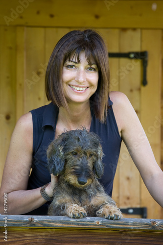 Cane bassotto al balcone photo