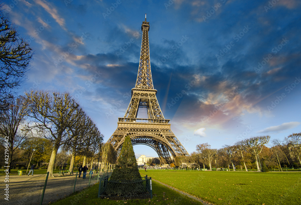 Fototapeta premium Sunrise in Paris, with the Eiffel Tower