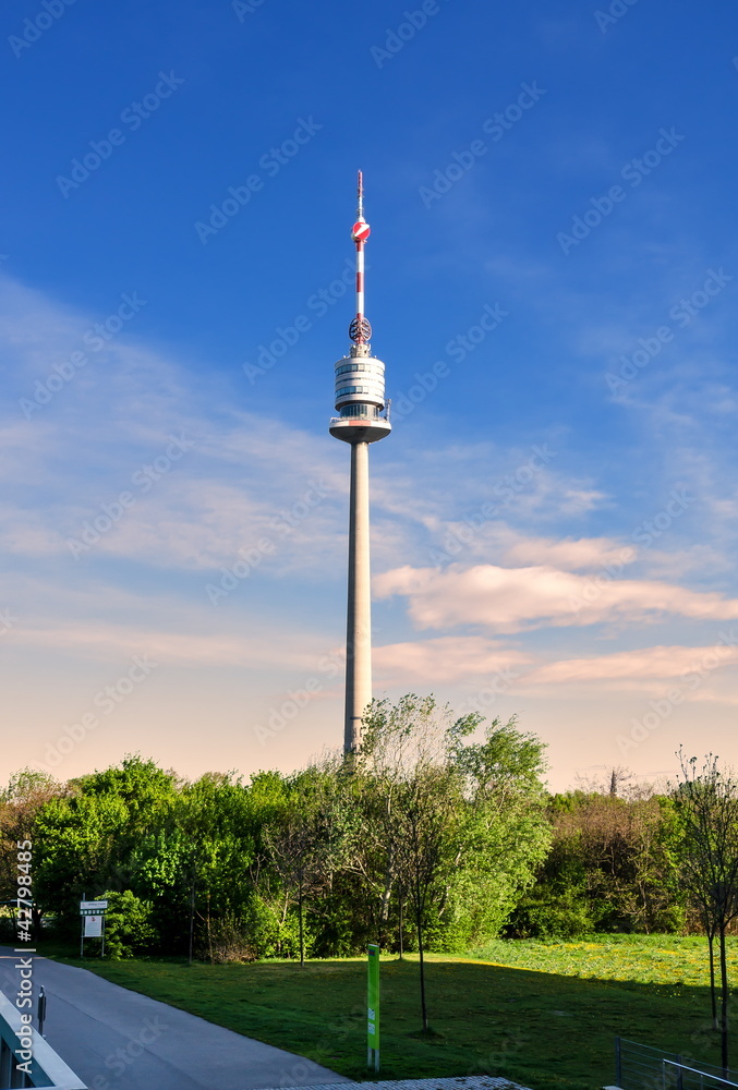 Fototapeta premium Donauturm in Wien