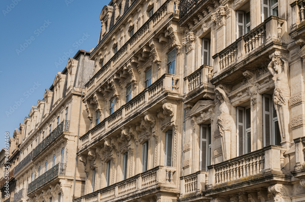 Façade typique des maisons anciennes de Montpellier.