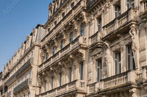 Façade typique des maisons anciennes de Montpellier.