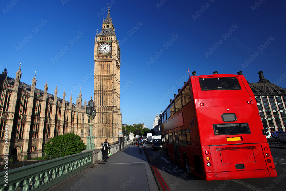 Obraz premium Big Ben with red city bus in London, UK