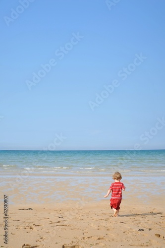 Kind rennt zum Meer