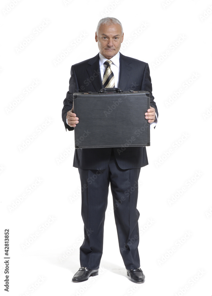 Señor ejecutivo sosteniendo un maletín. Señor ejecutivo sosteniendo un maletín.