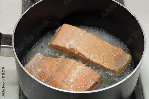 Φωτογραφία Two Salmon Fillets Poaching