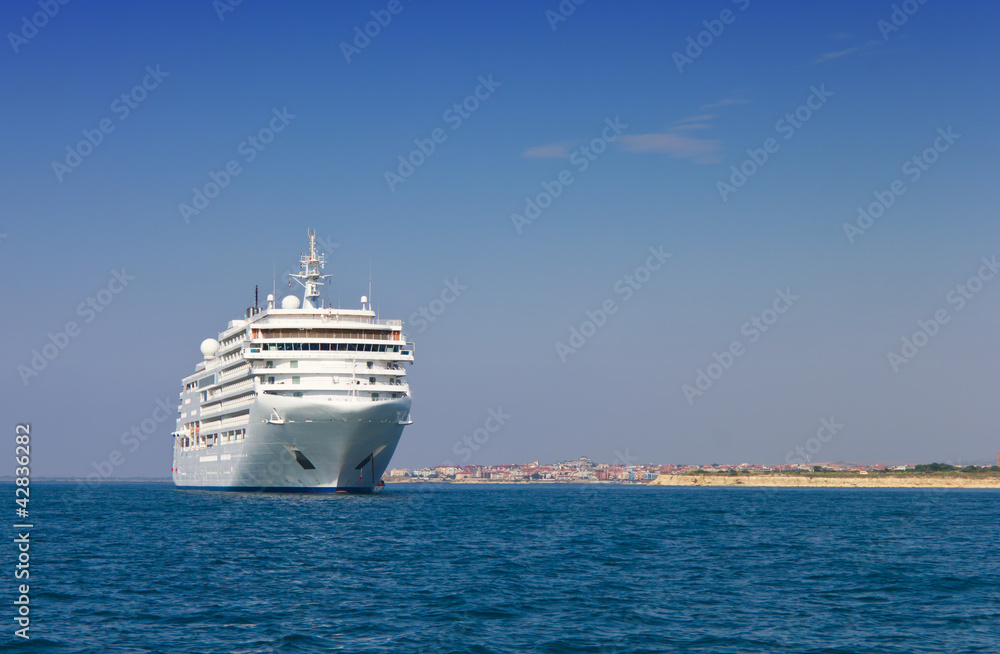 Cruise Liner Cruise Liner