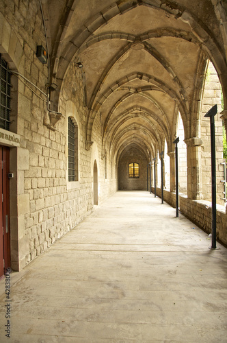 Der historische Innenhof der Nationalbibliothek in Barcelona