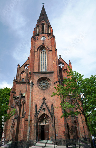 Fasada z oknem gotyckiego kościoła w Poznaniu