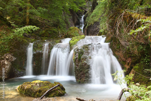 Fototapeta Naklejka Na Ścianę i Meble -  Wasserfall im Bergwald