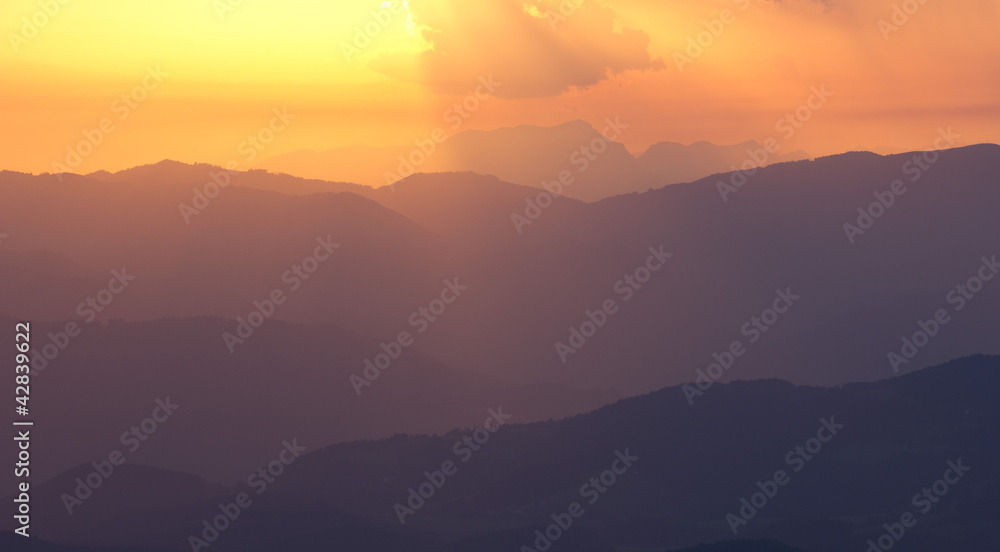 Fototapeta premium Sonnenuntergang im Gebirge