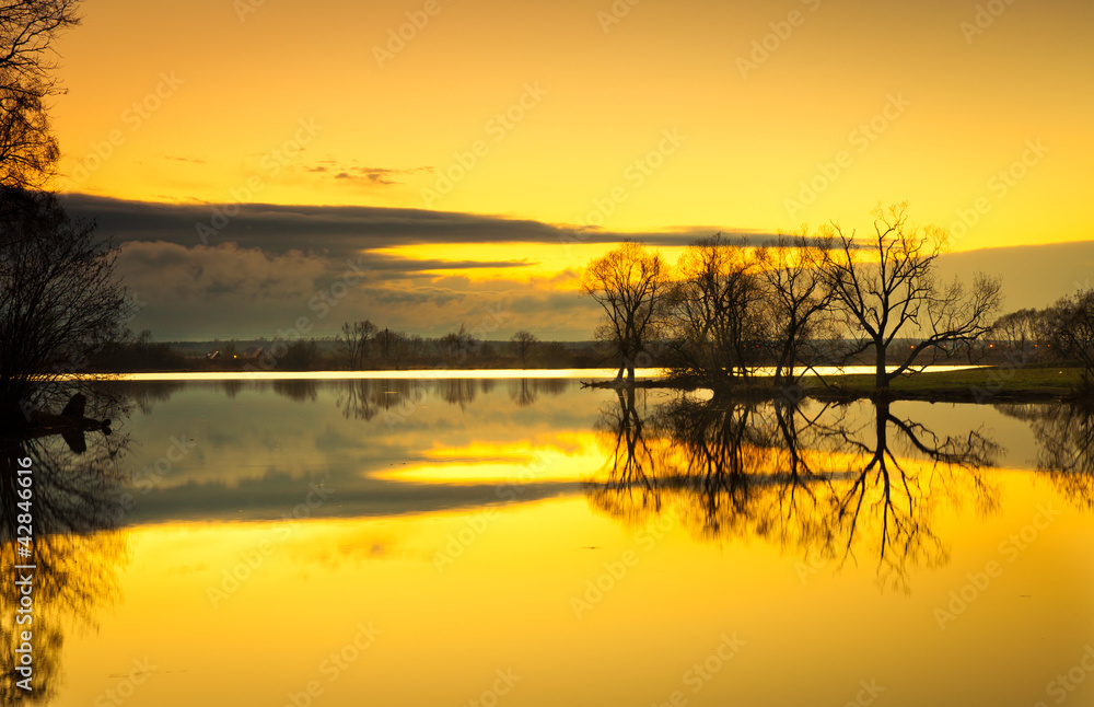 Obraz premium Beautiful sunset in Russia with the reflections of trees