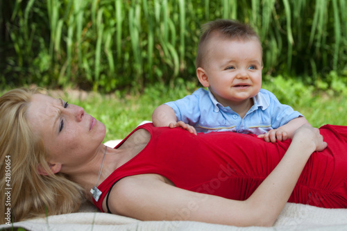 Wallpaper Mural Mutter und baby im garten Torontodigital.ca