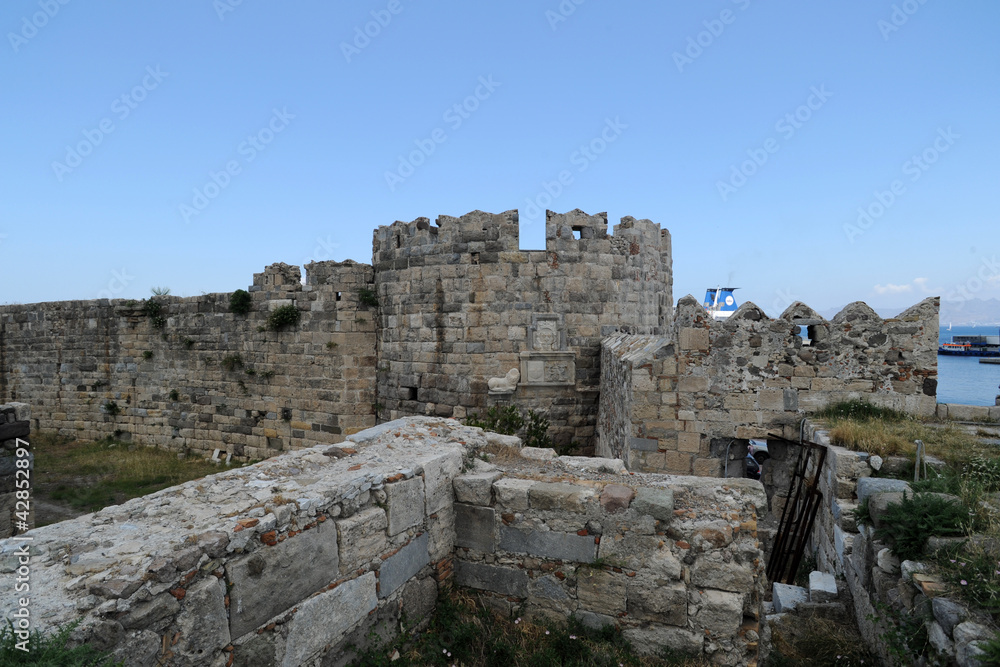 Tour nord-est de l'enceinte intérieure du château de Neratzia Tour nord-est de l'enceinte intérieure du château de Neratzia
