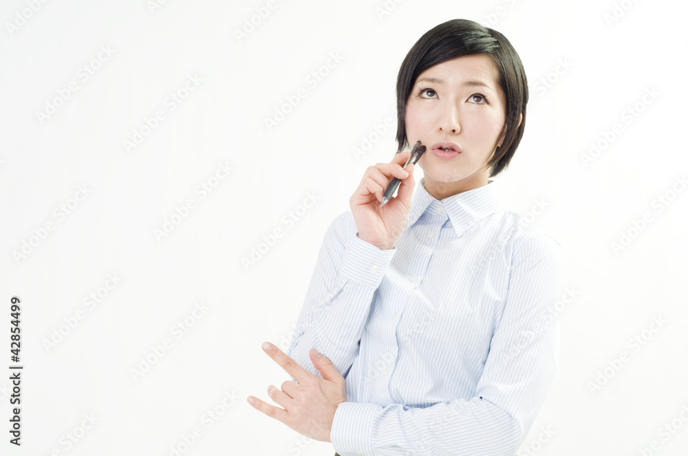 白バックを背景にした女性