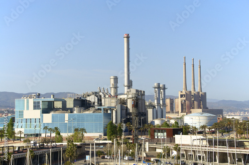 Das neue Wärmekraftwerk in San Adrián de Besós Barcelona. Im Hintergrund das Wärmekraftwerk von San Adrián las tres chimeneas photo